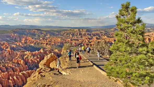 hikers in Bryce Canyon Park